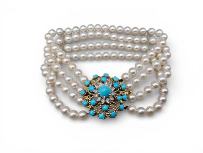 BRACELET 4 RANGS composé de 124 perles de...