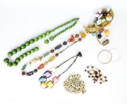 COSTUME JEWELRY. Lot including pearl necklaces...