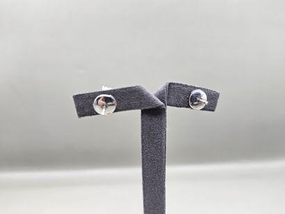 Paire de clous d'oreille en or gris 750 millièmes,...