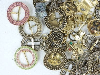 BIJOUX FANTAISIE. Lot comprenant boutons,...