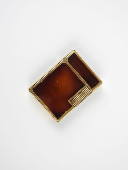 S.T. DUPONT - Paris. Briquet en métal doré...