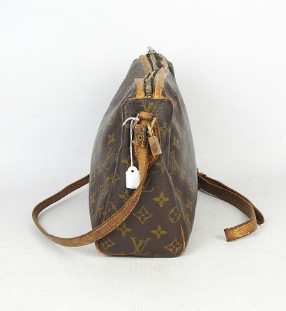 LOUIS VUITTON - Paris. Monogram canvas shoulder...
