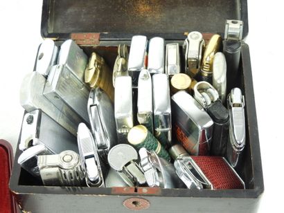 COLLECTION OF 23 BRIQUETS including Zippo....