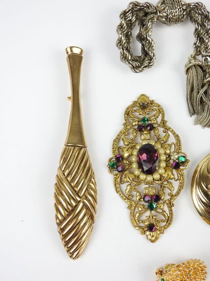 Cinq BROCHES fantaisie en métal dont Sat...
