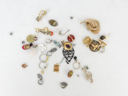 BIJOUX FANTAISIE. Lot comprenant bracelets,...