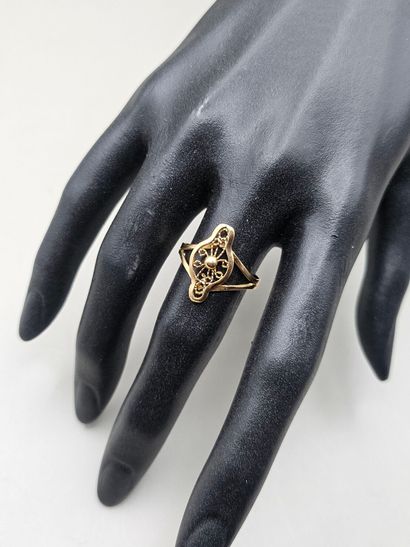 BAGUE MARQUISE en or jaune 750 millièmes...