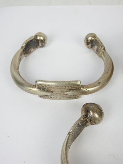 AFRIQUE DU NORD. Bracelets en argent bas-titre....