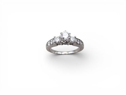 Bague en or gris 585 millièmes centrée d'un...