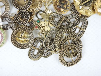 BIJOUX FANTAISIE. Lot comprenant boutons,...