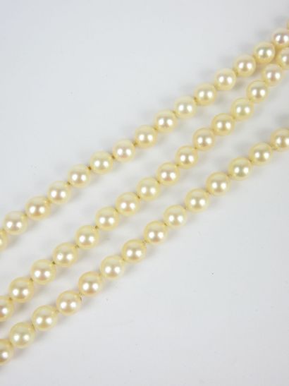 COLLIER de perles deux rangs fermoir en or...