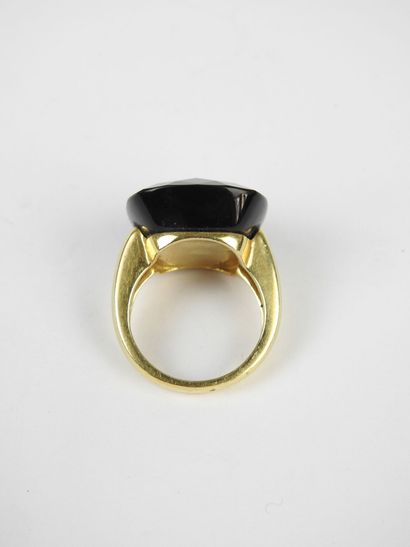 BAGUE or jaune 750/1000° et importante pierre...