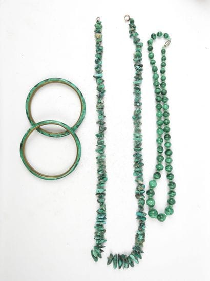 COSTUME JEWELRY. Lot comprising two necklaces...