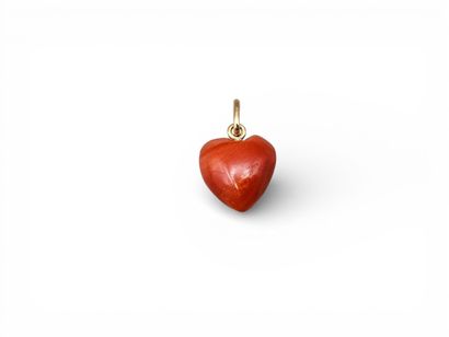PENDENTIF/CHARM en corail figurant un coeur,...