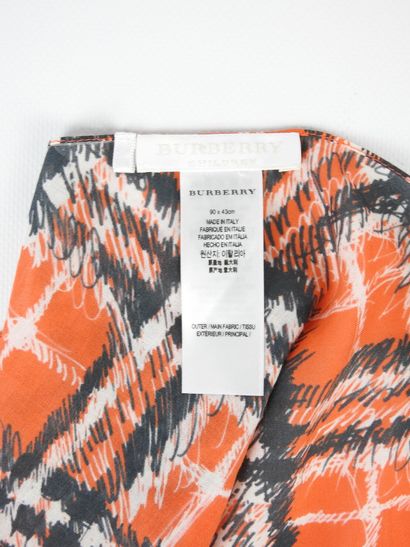 BURBERRY. Foulard triange en coton dans les...
