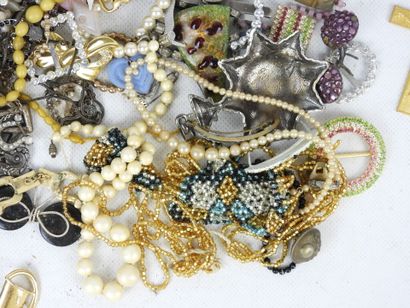 BIJOUX FANTAISIE. Lot comprenant bracelets,...