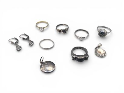 Lot de 9 bijoux en argent anciens ornés de...