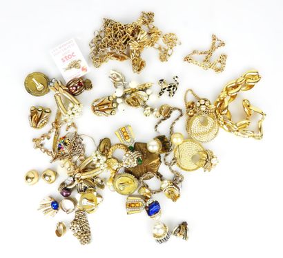BIJOUX FANTAISIE. Lot comprenant bracelets,...