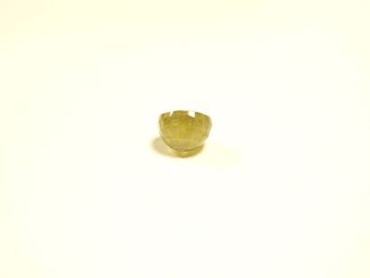SAPHIR on leaf. 8.53 ct (treated).