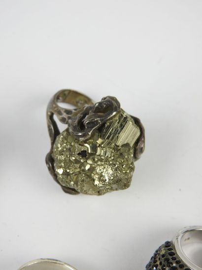 BIJOUX FANTAISIE. Lot de cinq bagues en argent...