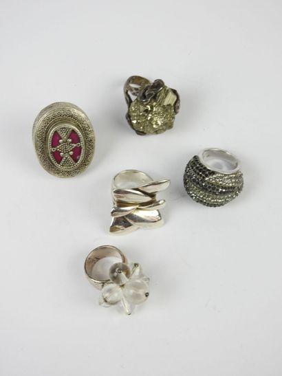 BIJOUX FANTAISIE. Lot de cinq bagues en argent...