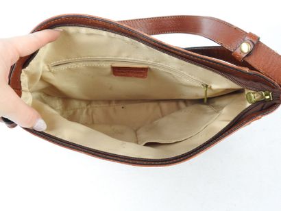 KATANA. Sac à main en cuir de vachette brun....