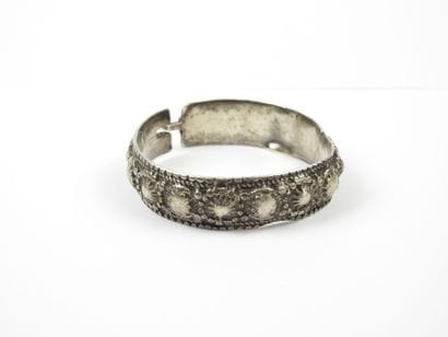 COSTUME JEWELRY. Lot comprising three low-title...
