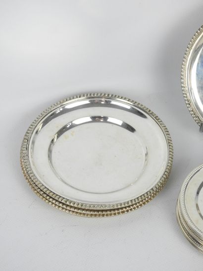 Quatre PETITES ASSIETTES circulaires en argent...