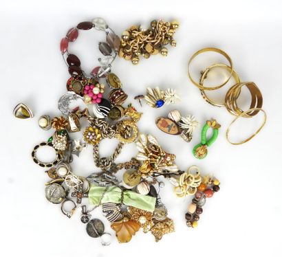 BIJOUX FANTAISIE. Lot comprenant bracelets,...