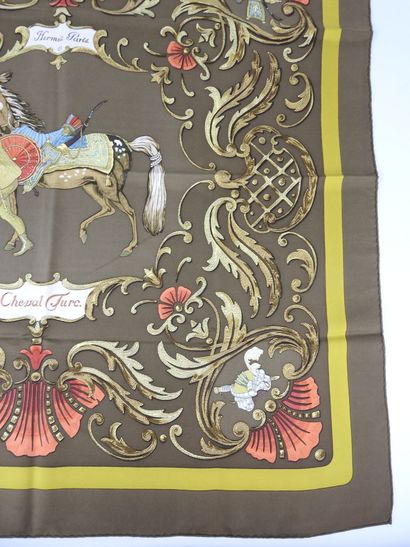 HERMES - Paris. Carré de soie modèle Cheval...