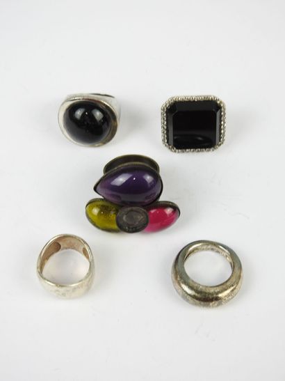 BIJOUX FANTAISIE. Lot de cinq bagues en argent...