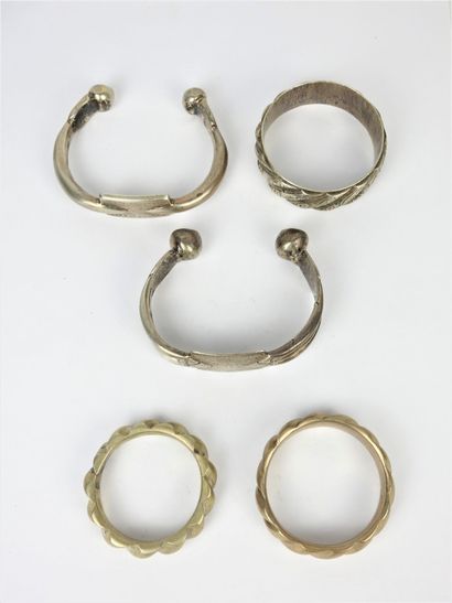 AFRIQUE DU NORD. Bracelets en argent bas-titre....