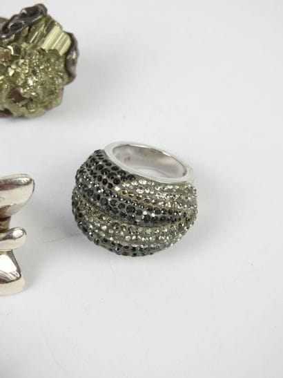 BIJOUX FANTAISIE. Lot de cinq bagues en argent...