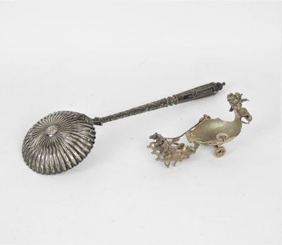 CUILLERE Saupoudreuse en argent 925/1000°....