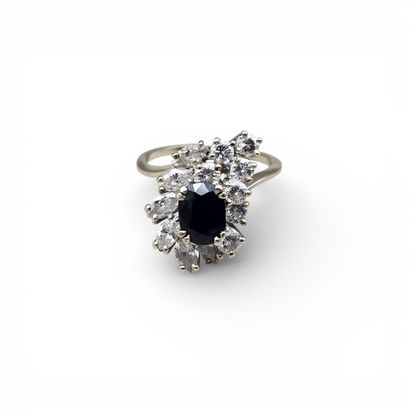 BAGUE FLORALE en or gris 750 millièmes centrée...