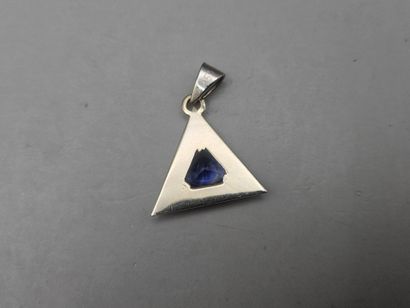 PENDENTIF triangulaire en or gris 750 millièmes...