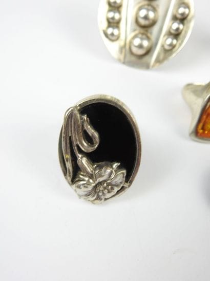 BIJOUX FANTAISIE. Lot de cinq bagues en argent...