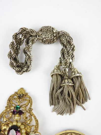 Cinq BROCHES fantaisie en métal dont Sat...