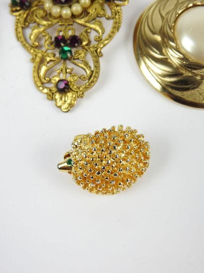 Cinq BROCHES fantaisie en métal dont Sat...
