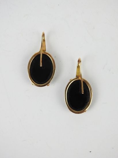 PAIRE de BOUCLES D'OREILLES en or jaune 750/1000°,...