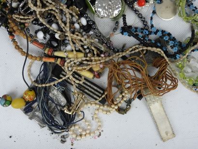 BIJOUX FANTAISIE. Lot comprenant bracelets,...