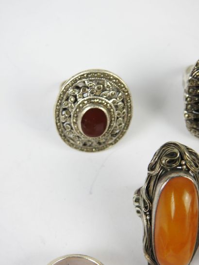BIJOUX FANTAISIE. Lot de cinq bagues en argent...