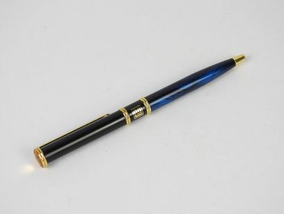 PIERRE BALMAIN - Paris. Stylo à bille. Usures...