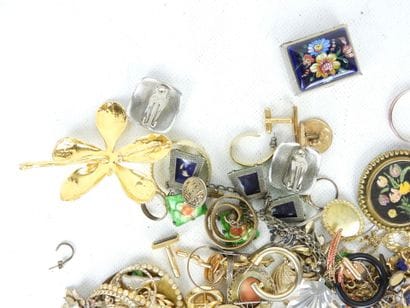 BIJOUX FANTAISIE. Lot comprenant bracelets,...