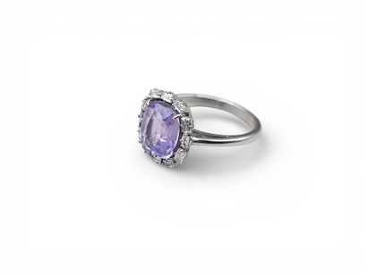 Bague en or gris 750 millièmes centrée d'un...