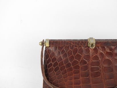 VINTAGE. Sac à main façon croco brun. 17...
