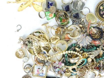 BIJOUX FANTAISIE. Lot comprenant bracelets,...