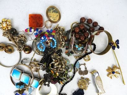 BIJOUX FANTAISIE. Lot comprenant bracelets,...