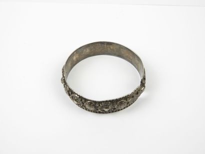 COSTUME JEWELRY. Lot comprising three low-title...