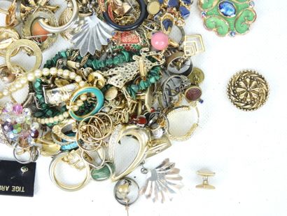 BIJOUX FANTAISIE. Lot comprenant bracelets,...