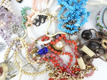 BIJOUX FANTAISIE. Lot comprenant colliers,...
